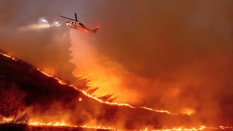the plane extinguishes the fire in los angeles